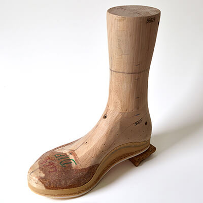 Schuhleisten Rohling aus Holz stehend
