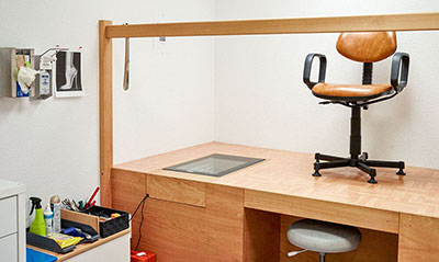 Ein Podest in einem Zimmer mit einem Fußscanner und Stühlen